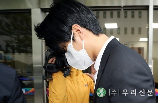 허위 뇌전증으로 병역 의무를 회피하려 한 혐의로 재판에 넘겨진 래퍼 라비(30·본명 김원식)가 서울 양천구 서울남부지방법원에서 열린 첫 공판에 출석하고 있다.