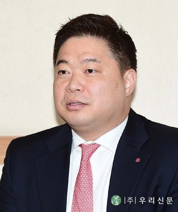 농구선수 출신 방송인 현주엽