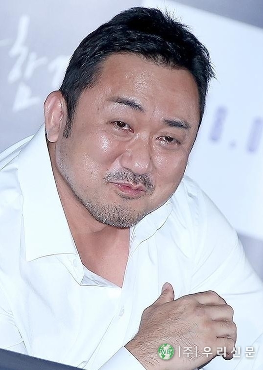 <em>범죄도시 시리즈 누적 관객수가 3000만명을 돌파하자, 마동석이 “감사드립니다”는 영상을 올렸다.</em>