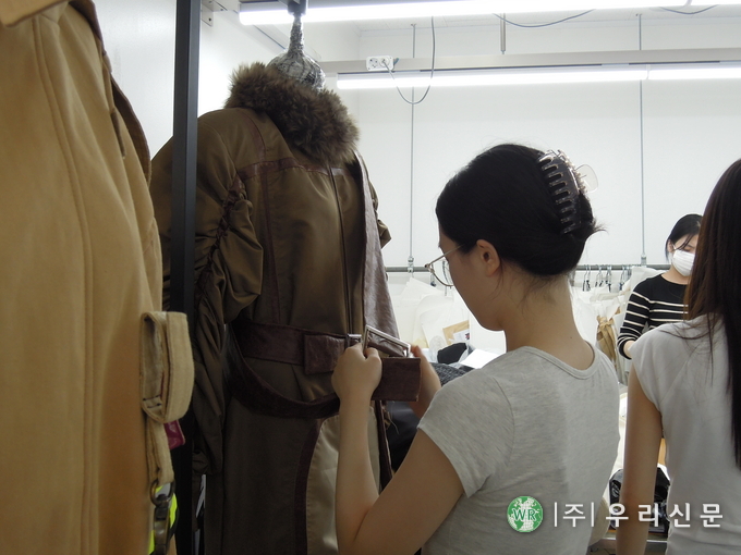 <strong>의상 제작하는 보훈외교단 학생 디자이너 ( 사진/ </strong>의정부시청소년수련관 )