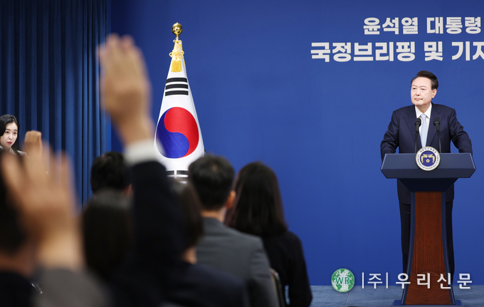  윤석열 대통령이 29일 오전 서울 용산 대통령실 청사에서 '국정브리핑 및 기자회견'에서 답하고 있다.