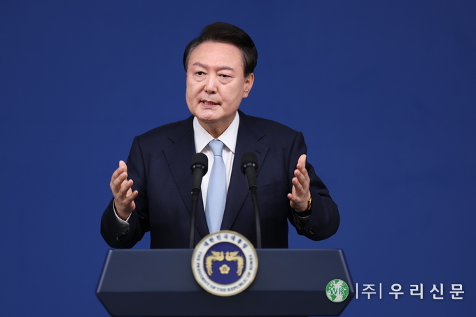 윤석열 대통령이 29일 오전 서울 용산 대통령실 청사에서 '국정브리핑 및 기자회견'을 하고 있다.