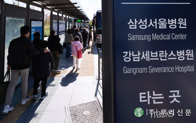 17일 서울 강남구 고속철도 수서역 앞 버스정류장에서 상경 뒤 서울 강남 일대 대형 종합병원 진료를 받으려는 환자 등 이용객들이 병원 셔틀버스에 탑승하기 위해 줄을 서고 있다