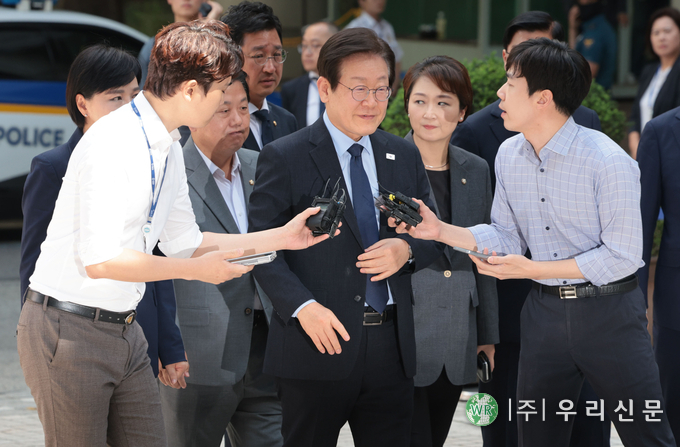  더불어민주당 이재명 대표가 30일 오후 서울 서초구 서울중앙지법에서 열린 위증교사 혐의 관련 1심 결심공판에 출석하기 위해 법정으로 향하고 있다
