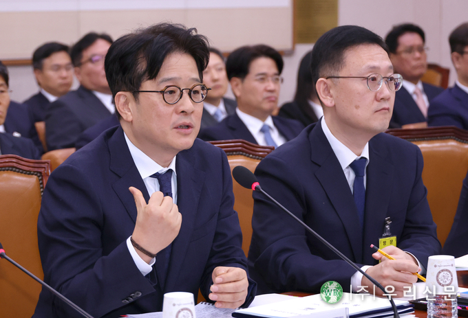 이창수 서울중앙지검장이 18일 오전 국회 법제사법위원회의 서울고검, 수원고검, 서울중앙지검 등에 대한 국정감사에서 위원 질의에 답하고 있다. 오른쪽은 박세현 서울고검장 (사진/연합)