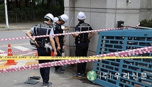 <strong>청주 고교서 70대 경비원 철문 깔려 숨져…노동부 조사</strong>