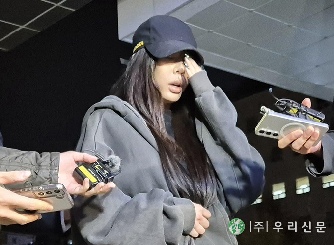 일행의 팬 폭행 의혹과 관련해 가수 제시가 16일 밤 서울 강남경찰서에 출석하고 있다