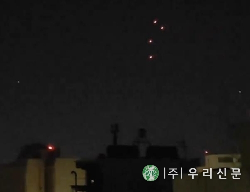 <strong>26일(현지시간) 새벽 이란 테헤란 상공에 날아든 발사체들이 요격되는 장면 (사진/</strong>프레스TV 캡처)