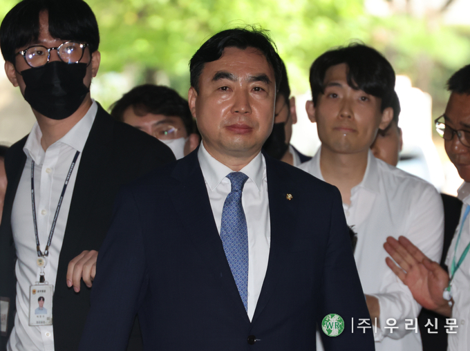 더불어민주당 '전당대회 돈봉투 의혹'의 핵심 피의자인 윤관석 전 의원이 지난해 8월 4일 구속 전 피의자 심문(영장심사)을 받기 위해 서울 서초구 중앙지법으로 출석하는 모습 (사진/연합)