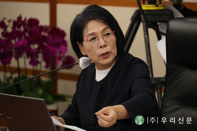  17일 대전 한국과학기술원(KAIST)에서 열린 국회 과학기술정보방송통신위원회의 국정감사에서 더불어민주당 소속 최민희 위원장이 발언하고 있다