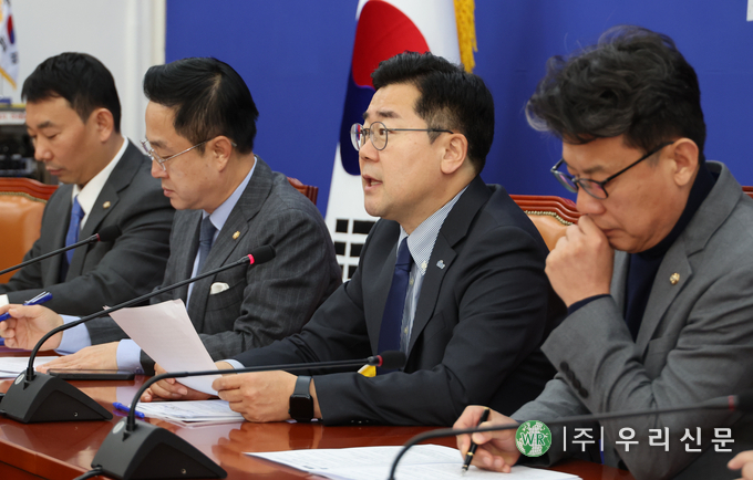  더불어민주당 박찬대 원내대표가 19일 오전 서울 여의도 국회에서 열린 원내대책회의에서 발언하고 있다