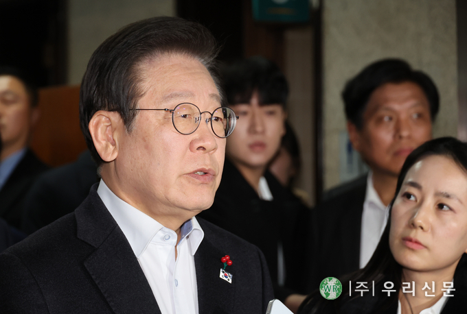 더불어민주당 이재명 대표가 6일 국회에서 열린 의원총회에 참석하며 취재진 앞에서 발언하고 있다