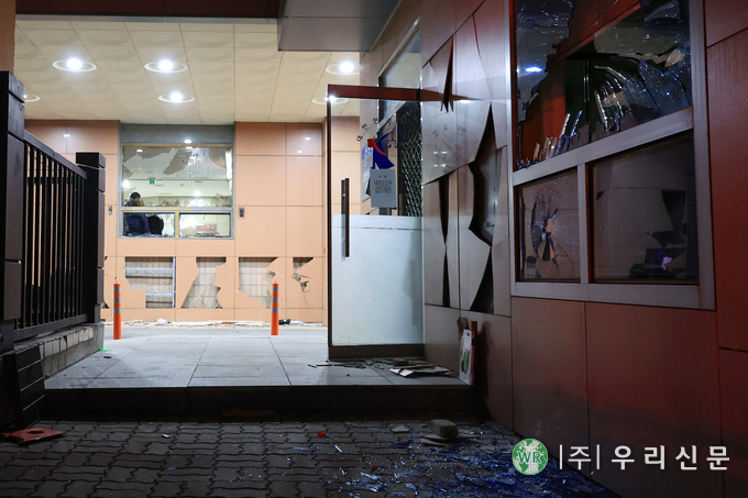  윤석열 대통령이 내란 우두머리 혐의로 구속되자 지지자들이 서울 마포구 서울서부지방법원을 습격한 19일 오전 서부지법 창과 외벽 등이 파손돼 있다.