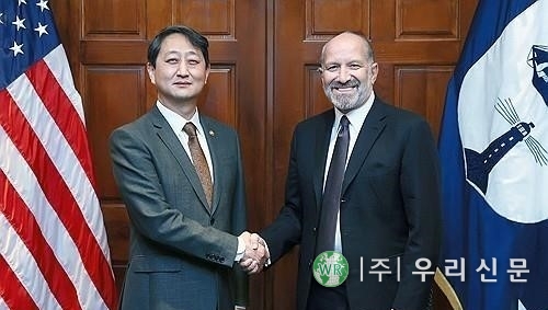  안덕근 산업통상자원부 장관이 2월 27일(현지시간) 미국 워싱턴 D.C. 상무부 회의실에서 하워드 러트닉 상무부 장관과 악수하며 기념 촬영하고 있다 (사진/산업통상자원부)