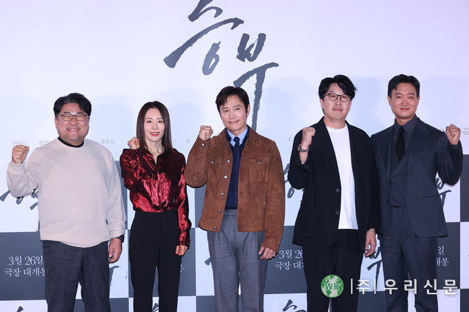  19일 오후 서울 용산구 CGV용산아이파크몰에서 열린 영화 '승부' 언론시사회 및 기자간담회에서 출연 배우들이 포즈를 취하고 있다. 왼쪽부터 고창석, 문정희, 이병헌, 현봉식, 조우진.